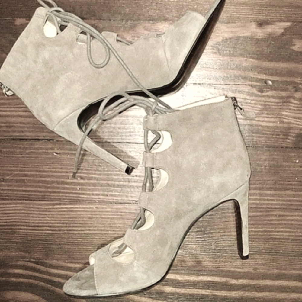 NINE WEST NW7UNCENSORE GREY SUEDE TIE-UP HEEL. 8.5